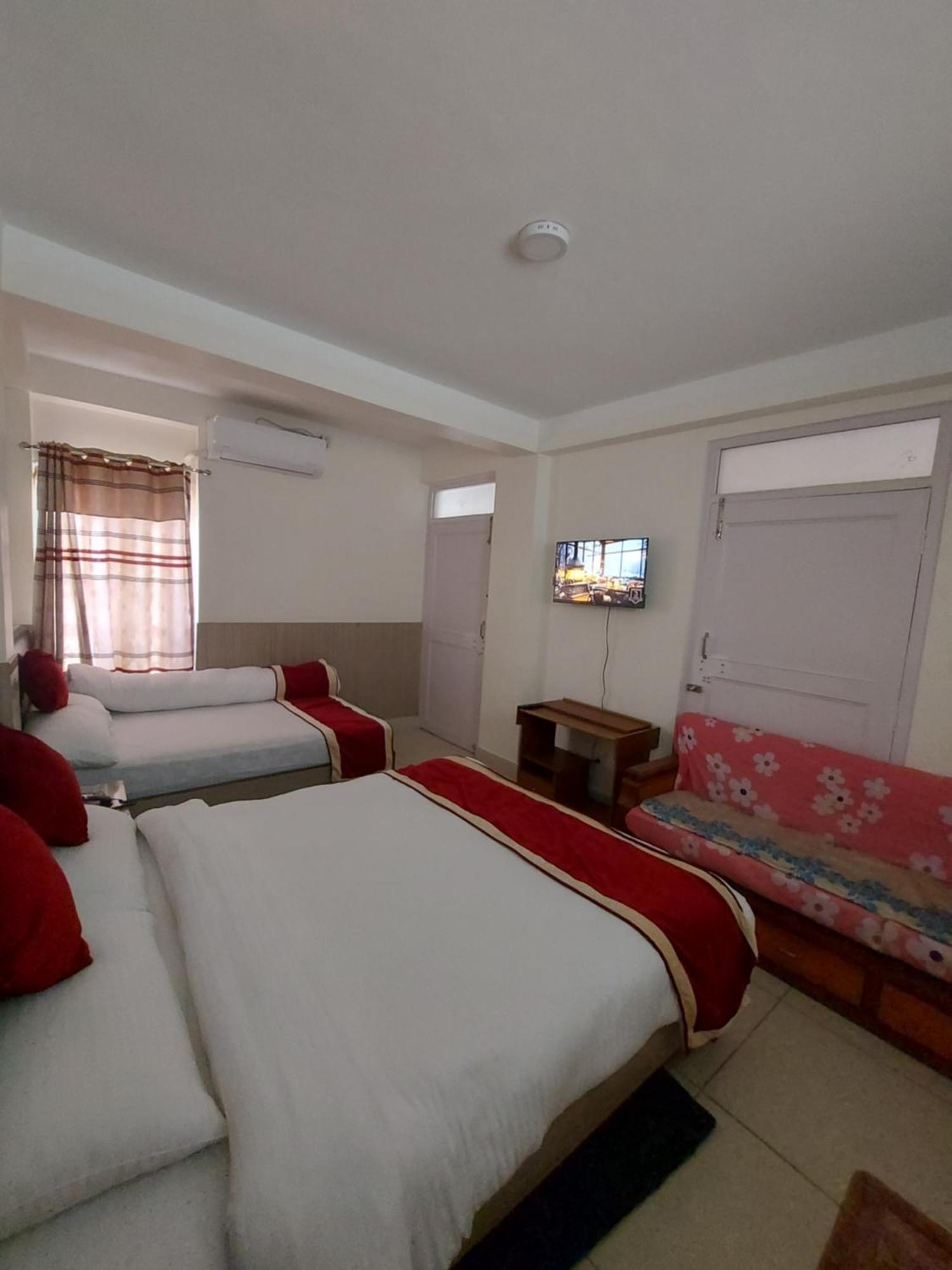 Om Bramha Hotel Катманду Экстерьер фото